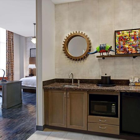 Hampton Inn And Suites Austin University Capitol Exteriör bild