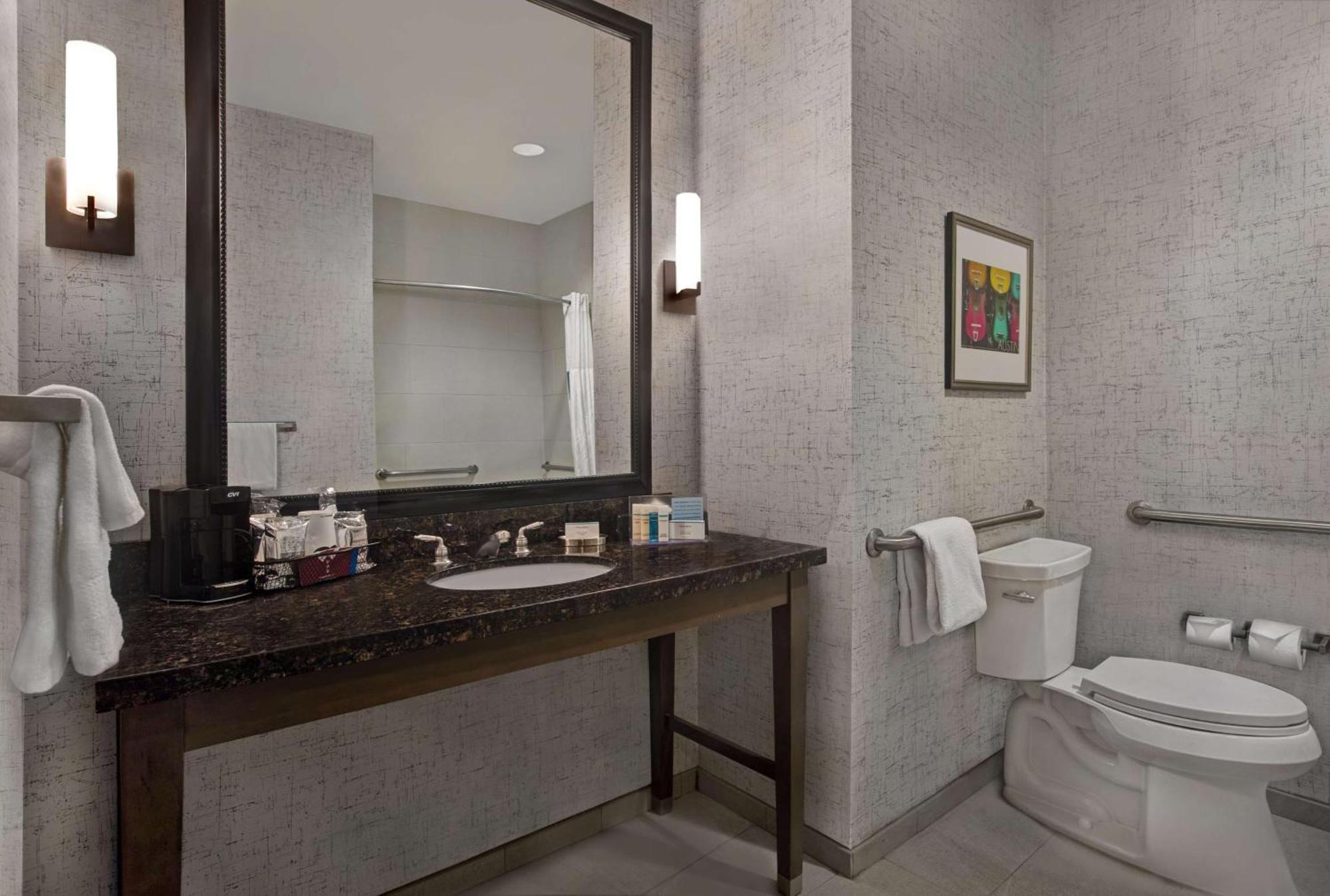 Hampton Inn And Suites Austin University Capitol Exteriör bild